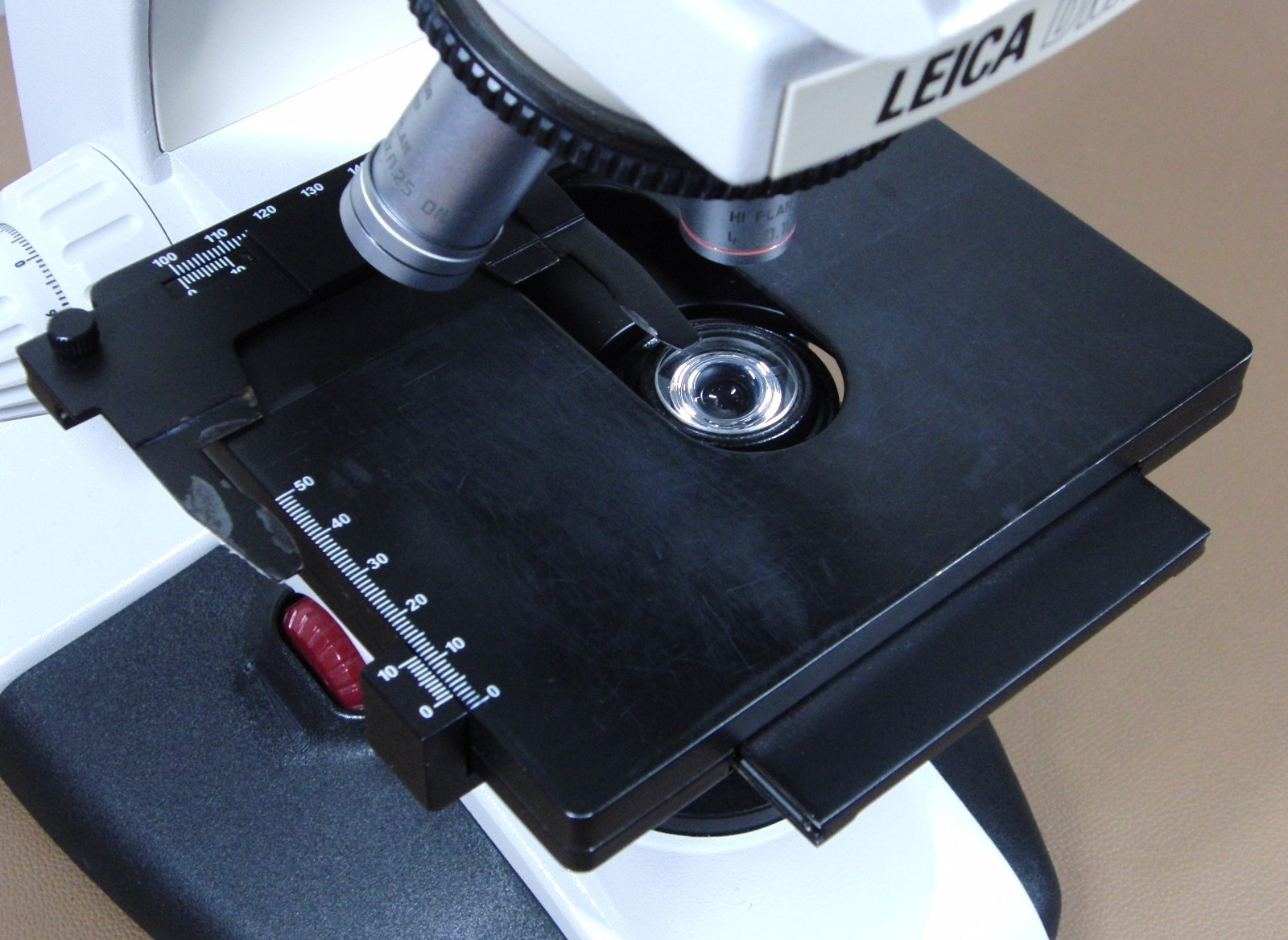Leica DME 13595xxx Microscope with (4) HI PLAN Objectives 4x/10x/40x/100x