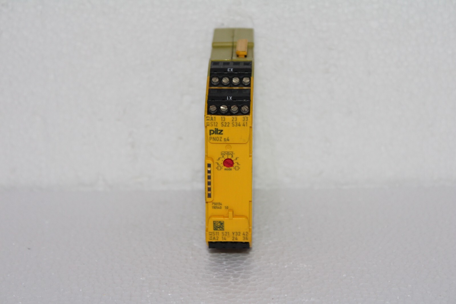 PILZ PNOZ s4 48-240 VAC/DC 3n/o 1n/c PNOZsigma Safety Relay Ident.No.: 750134
