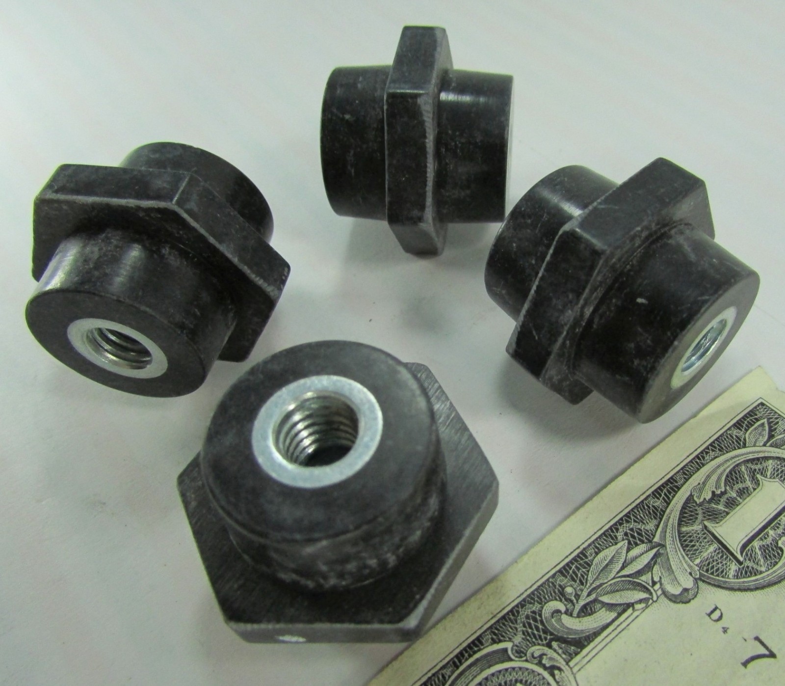 Lot 4 Erico 600V Electrical Insulators 1″ Standoff 5/16-18 Female Thread 559610