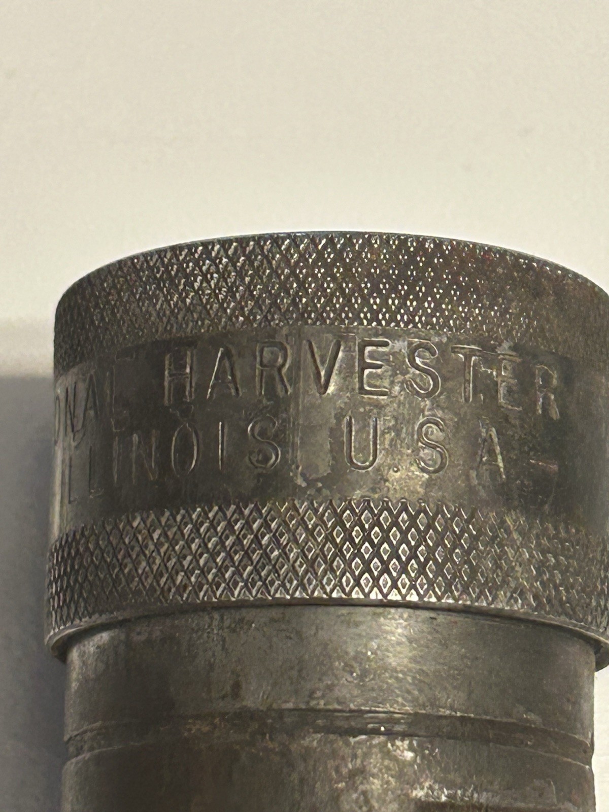 A Used Hydraulic 7/8″ Female Poppet Coupler For IH Tractors and Equipment