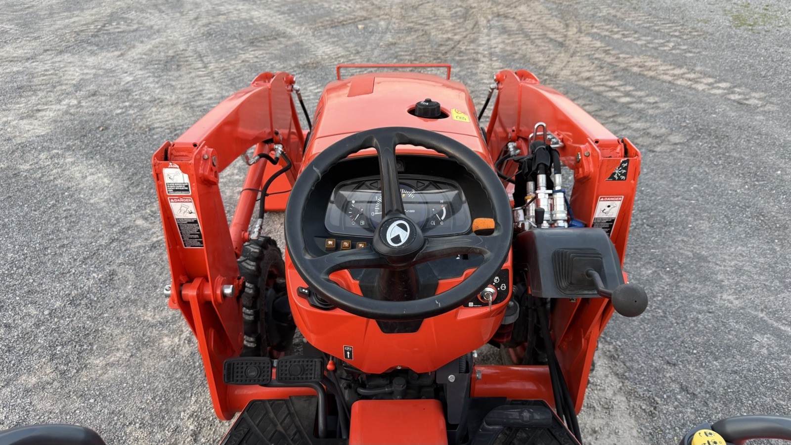 2023 KUBOTA L3302 TRACTOR WITH LA526 LOADER – 4X4 – HYDROSTATIC – LOW HR MACHINE