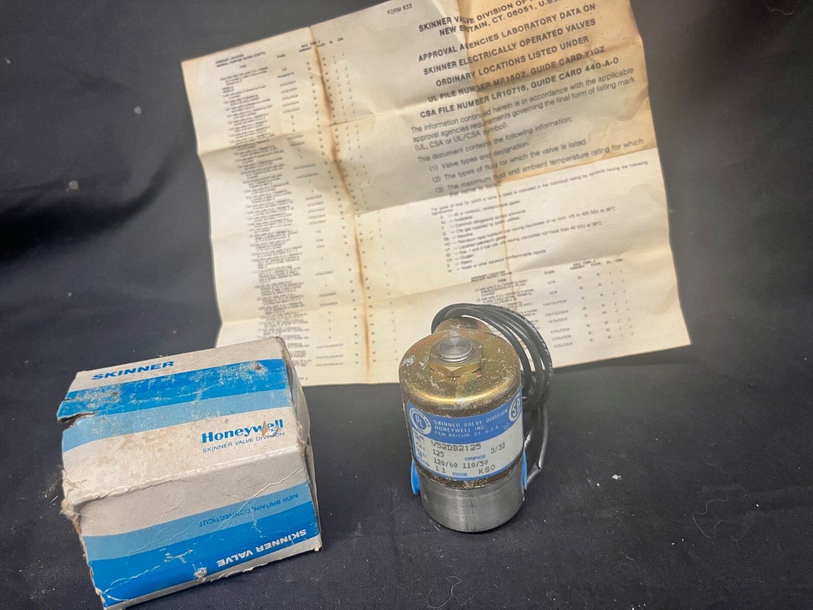 Honeywell Skinner Electric Solenoid Valve V52DB2125 120/60V NOS