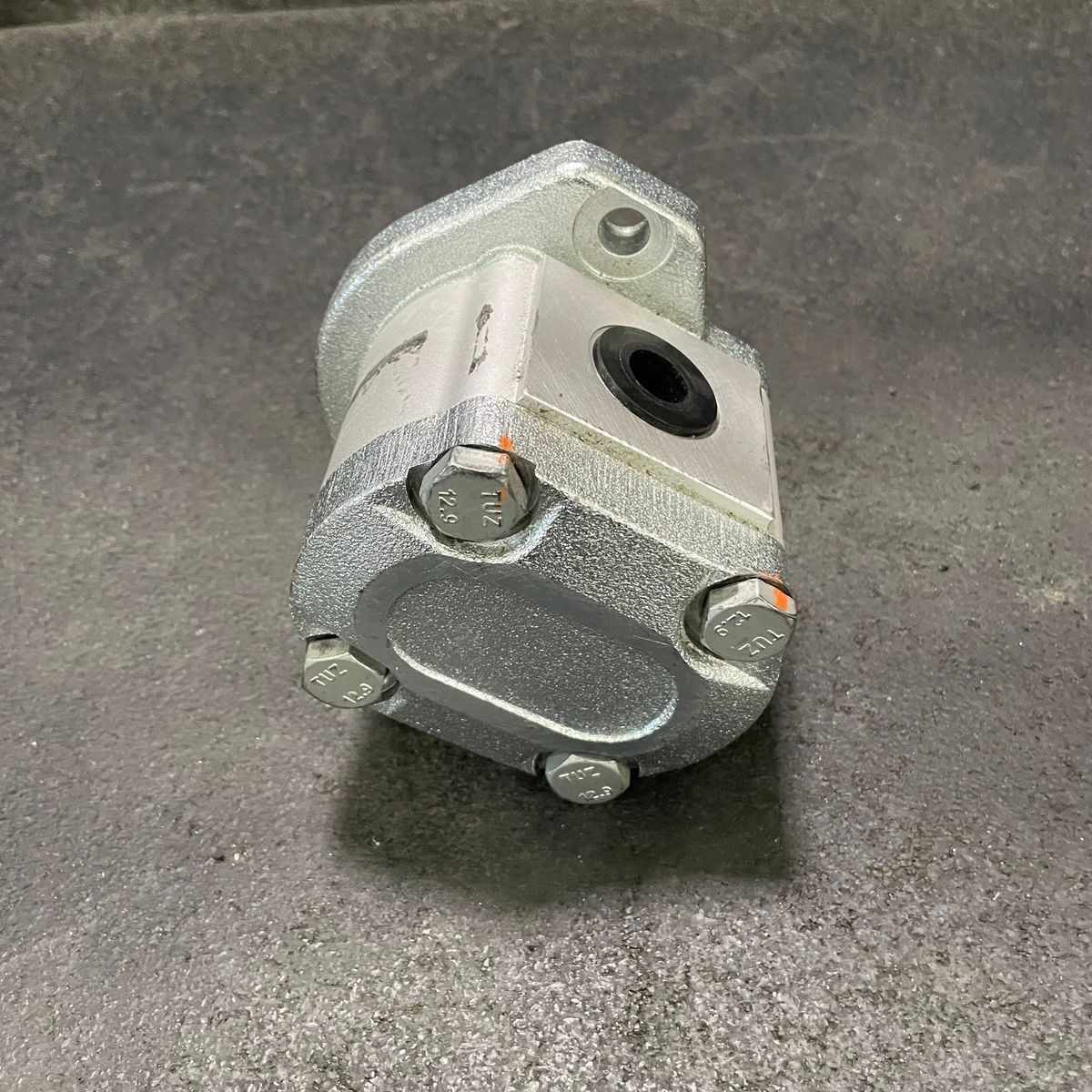 Genuine OEM Genie 231572GT 4CC CCW Hydraulic Gear Pump Replaces 96193GT TZ-50/30