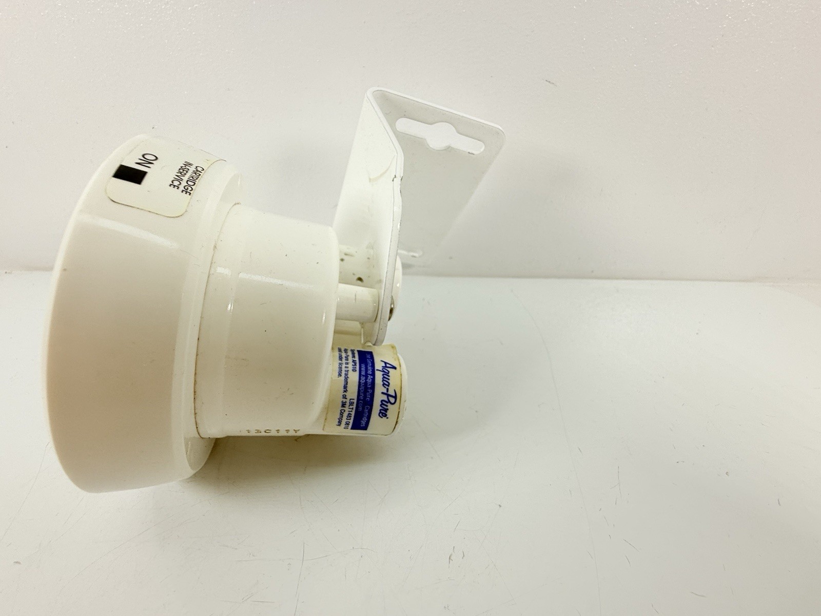 3M Aqua-Pure water filter system head unit. 3/8 replaceable cartridges.