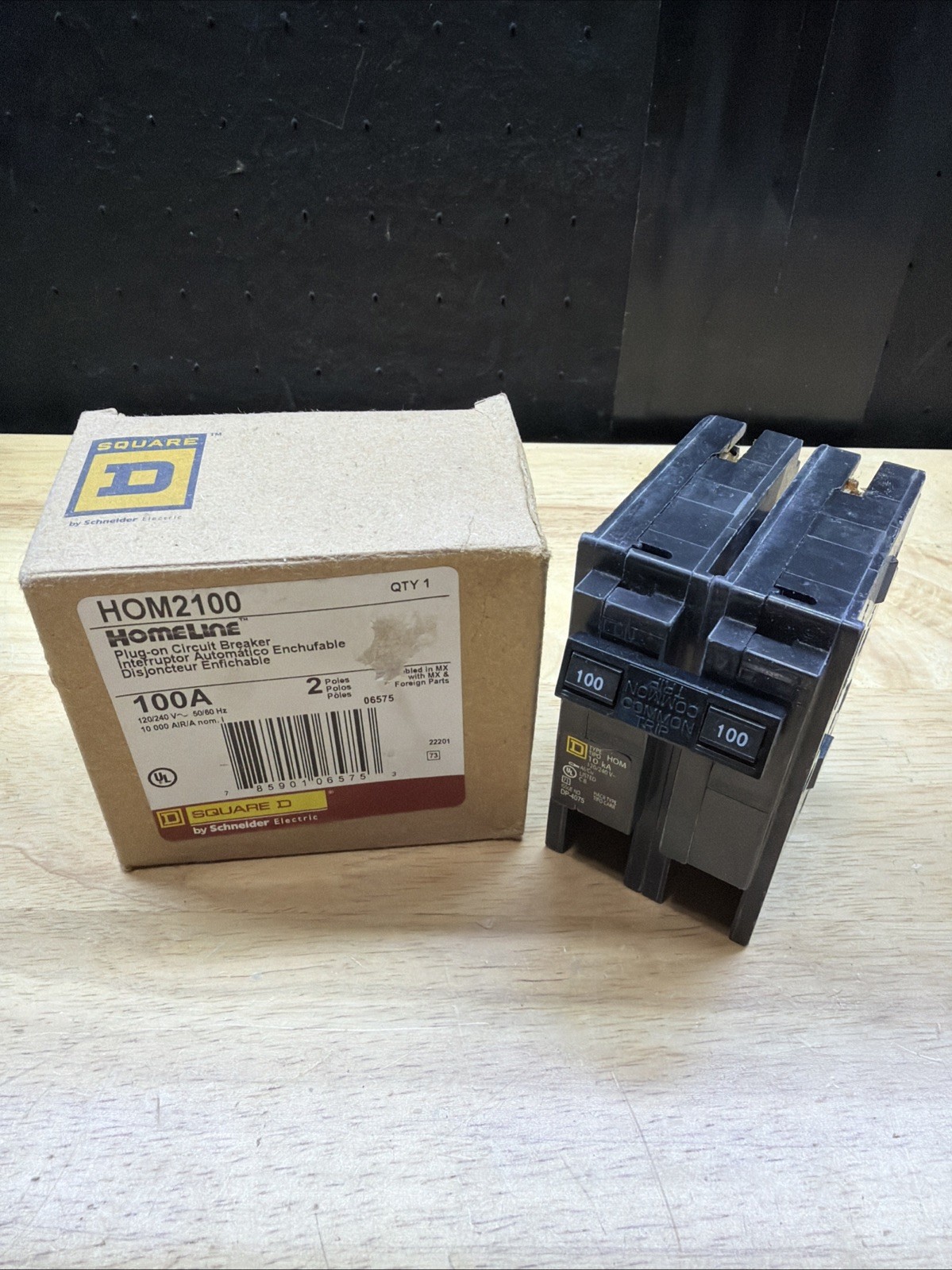 Square D HOM2100 2 Pole 100 Amp 240V Plug-in Circuit Breaker New In Box