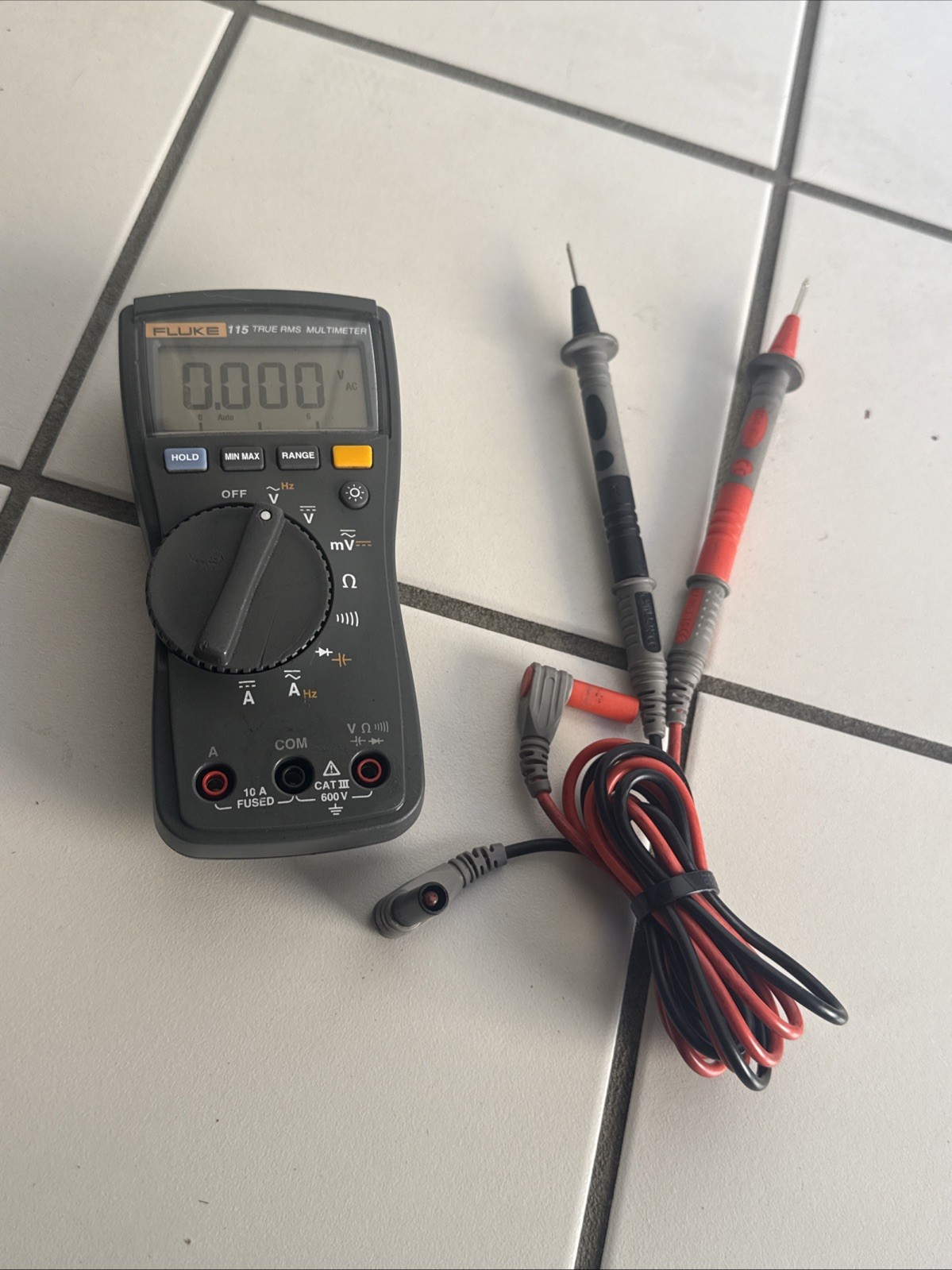 Fluke 115 True RMS Multimeter Leads 600V Cat III Ohms Range MV HZ Good