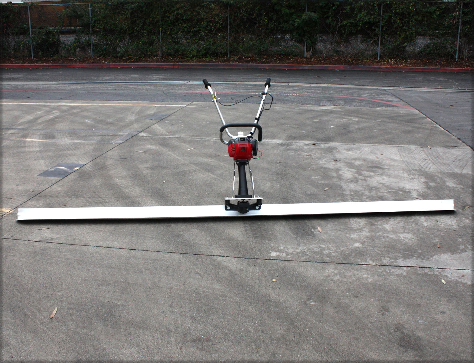 4 Stroke Concrete Surface Leveling Vibratory Screed & 7.5′ Aluminum Tamper Blade