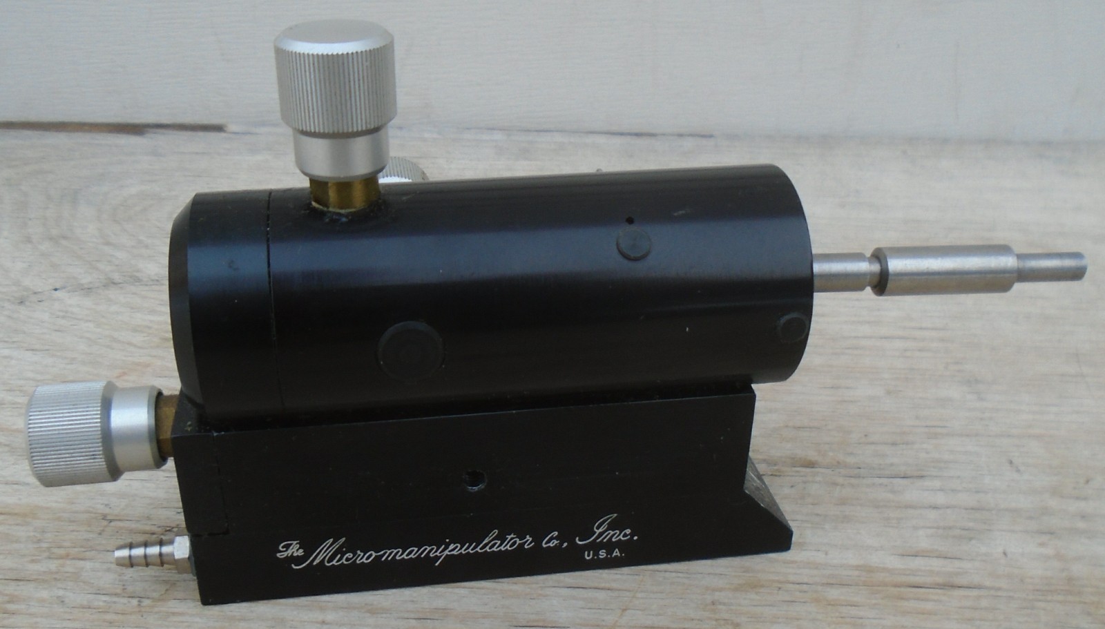 THE MICROMANIPULATOR MANUAL PROBE POSITIONER MM 450?