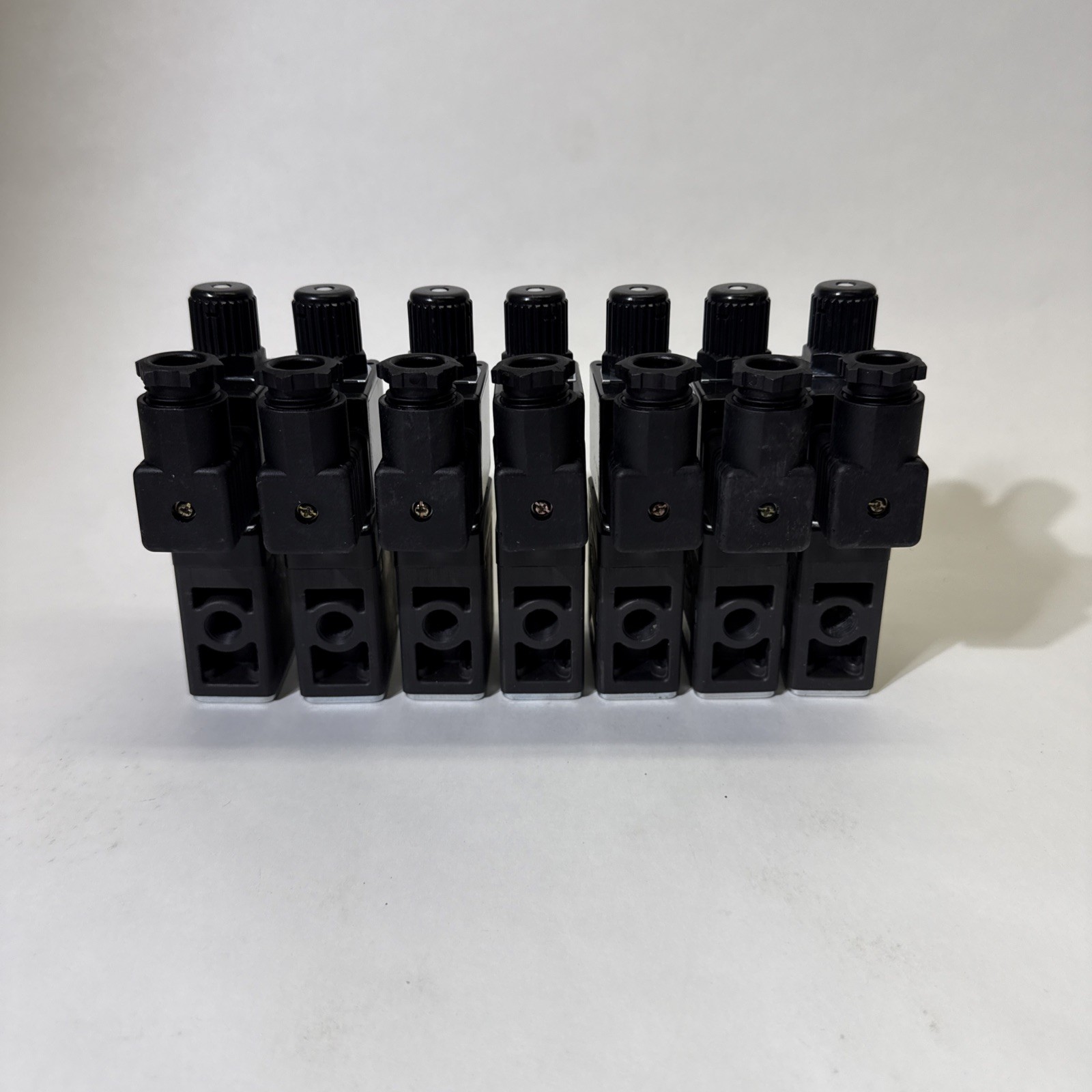 Lot of 7 – Taiyo Herion 3EC-8E Solenoid Valve AC100V 3-Port Pneumatic Amada