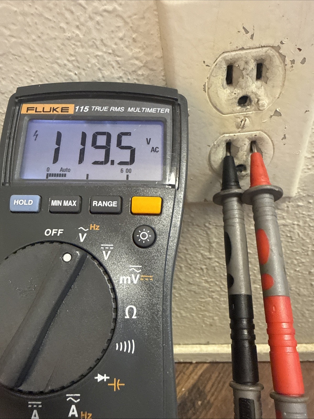 Fluke 115 True RMS Multimeter Leads 600V Cat III Ohms Range MV HZ Good