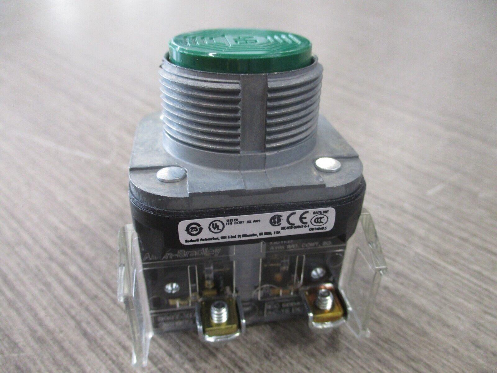 Allen-Bradley Push Button 800T-AIDI Ser. T Flush Head Green New Surplus