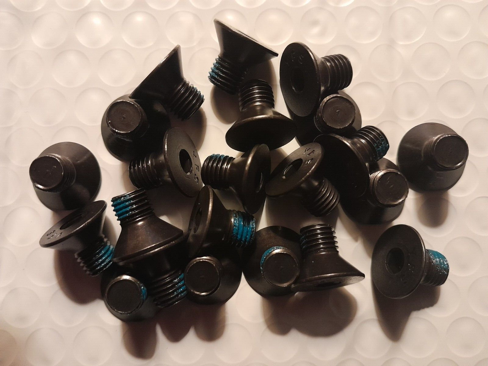 5/16-24 x 1/2″ FLAT HEAD SOCKET CAP SCREW F835 STEEL BLACK OXIDE W/NYLON PATCH