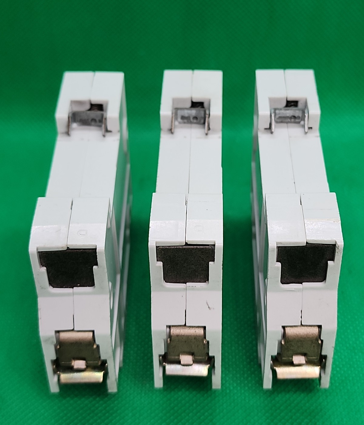 3x – MK TYPE 3 6A (2) & MK TYPE 2 6A (1) 1 POLE 240V CIRCUIT BREAKERS [3RE4-1]