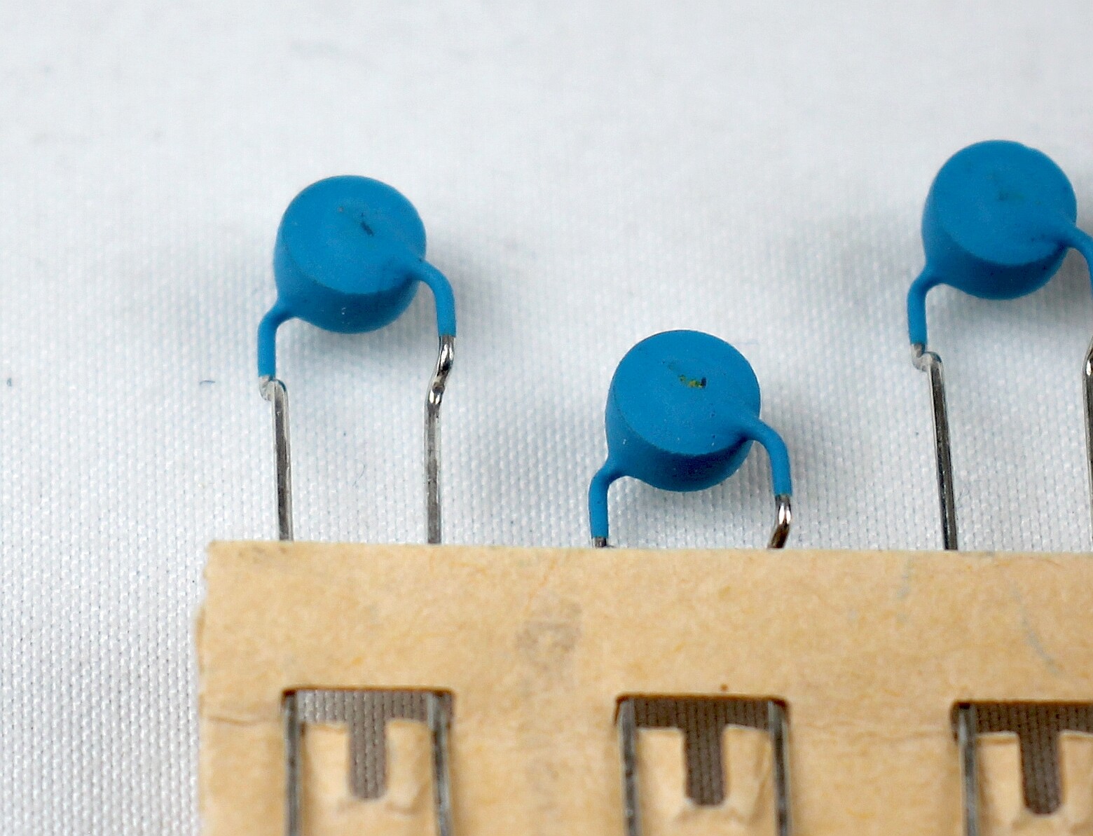 20 PCS ~ EPCOS PTC C880 Thermistor, 230V 70Ω Radial Lead ~ Cut Tape