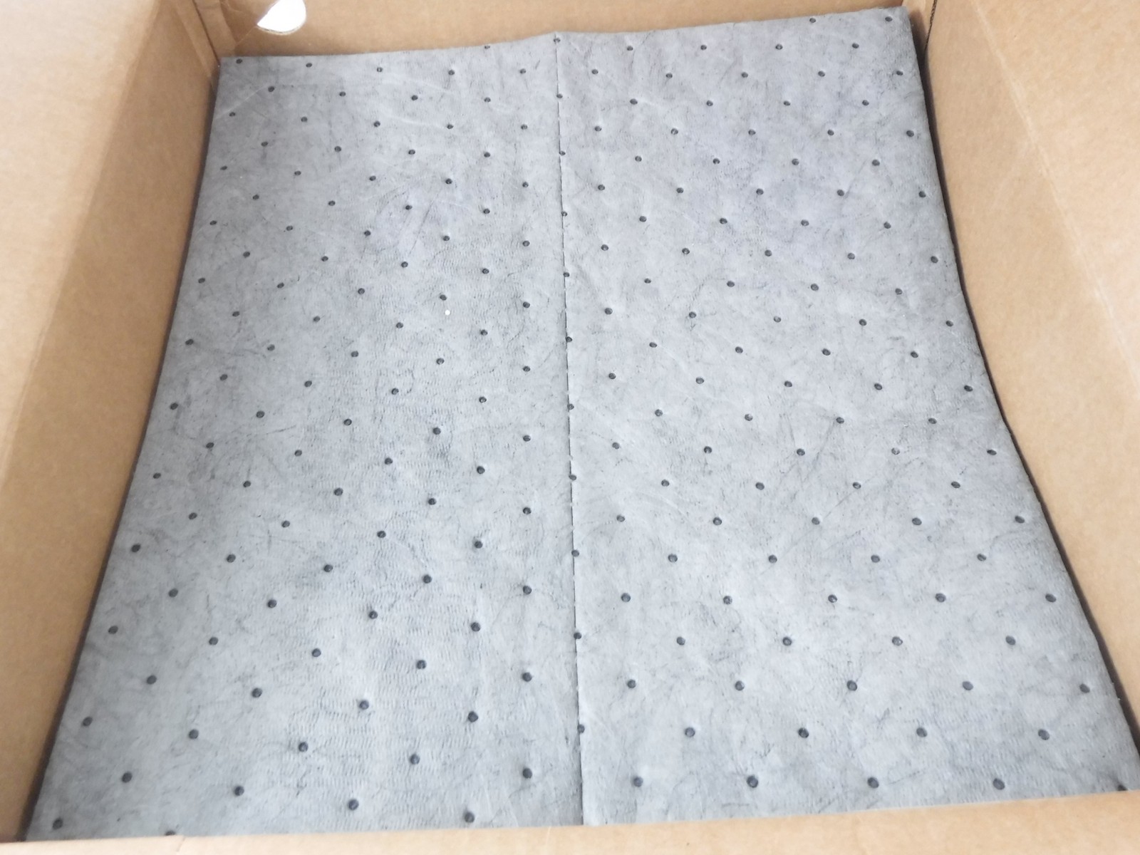 100 Pack Spilfyter 16″W x 18″L Universal Gray Heavy Absorbent Pads DB-72