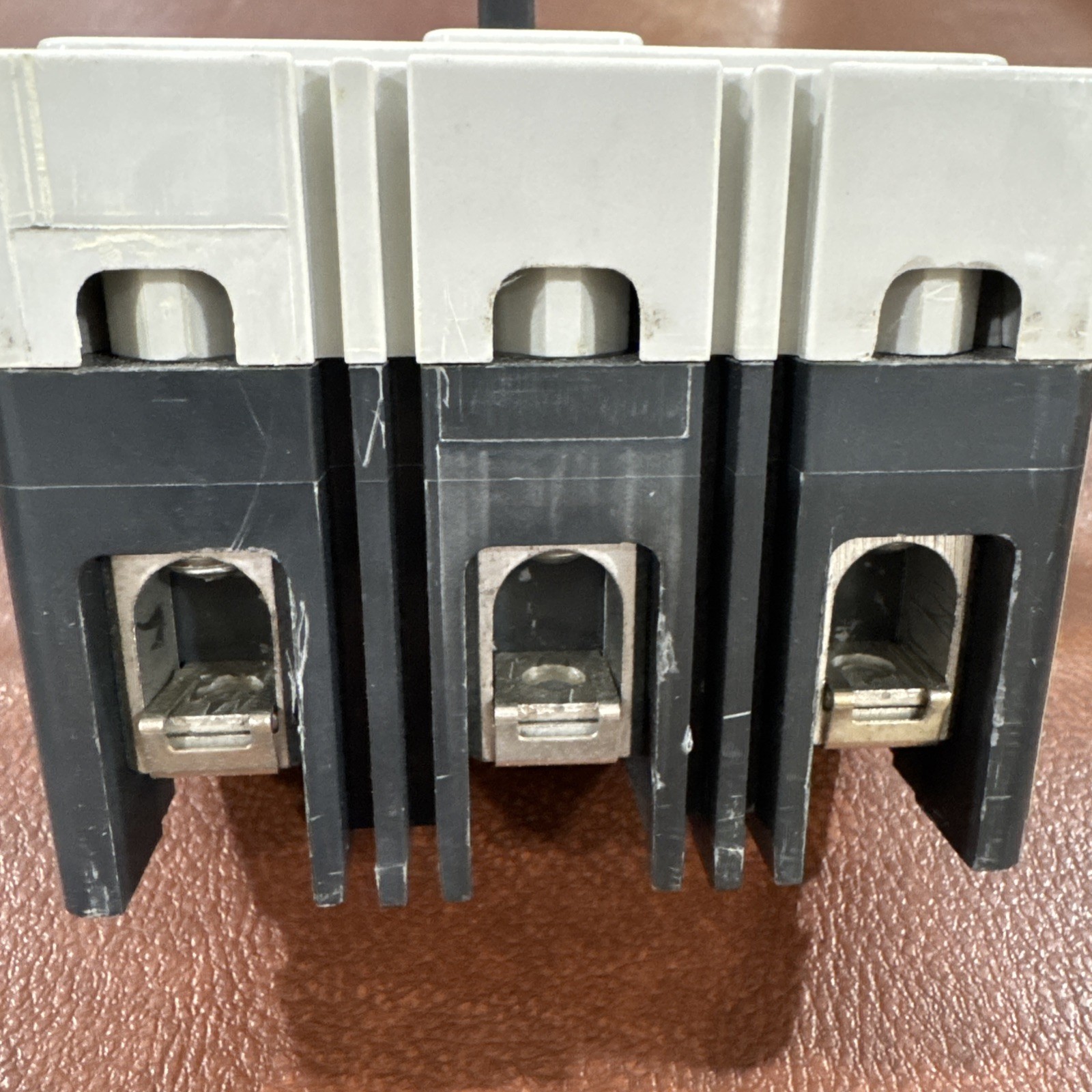 Eaton Cutler Hammer ED 65k ED3225 3 Pole 225 Amp Circuit Breaker 3P 225A 240VAC