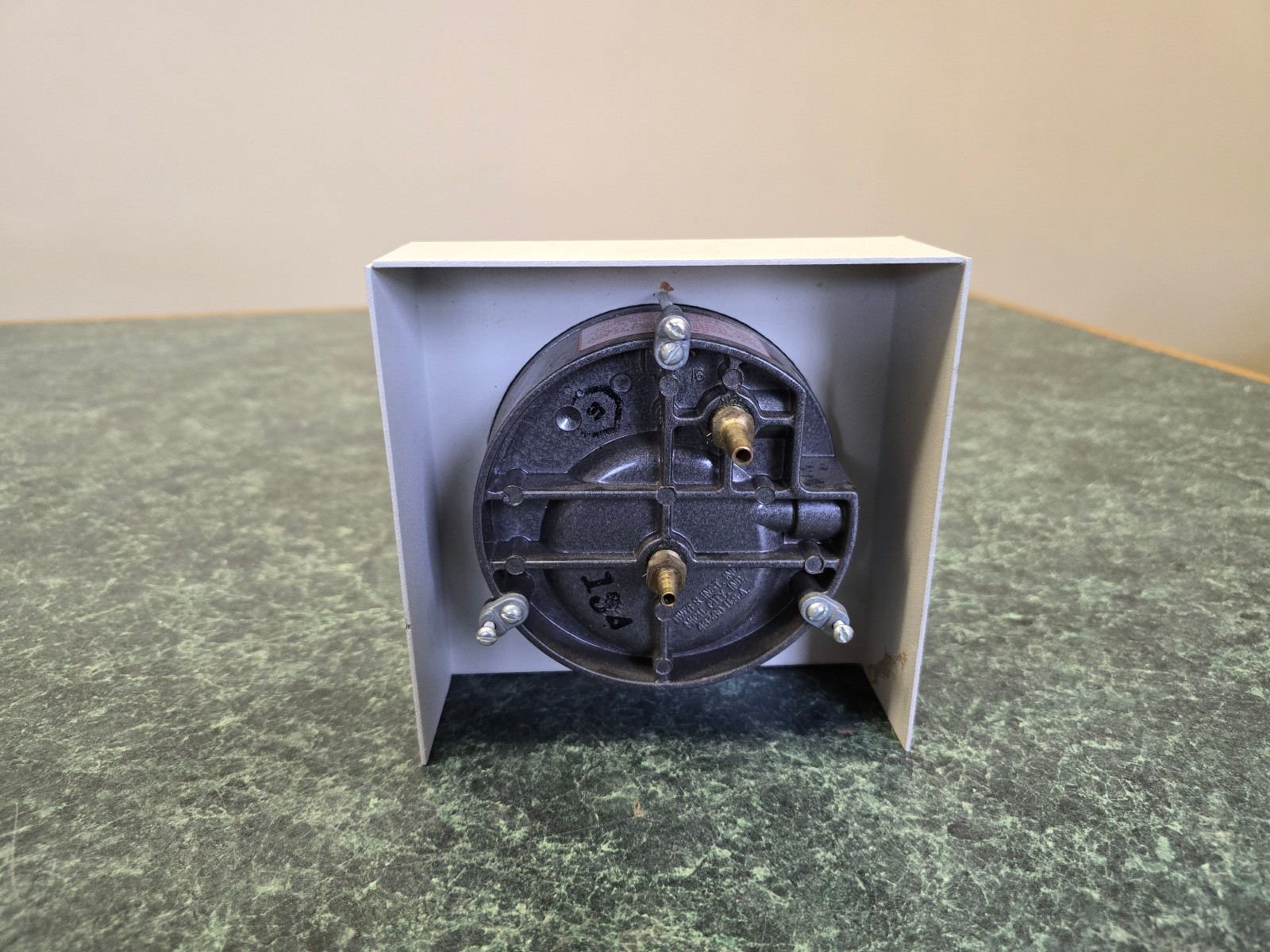 DWYER INSTRUMENTS 2000-0 C MAGNEHELIC GAUGE15PSIG MAX PRESSURE 140°F MAX. TEMP.