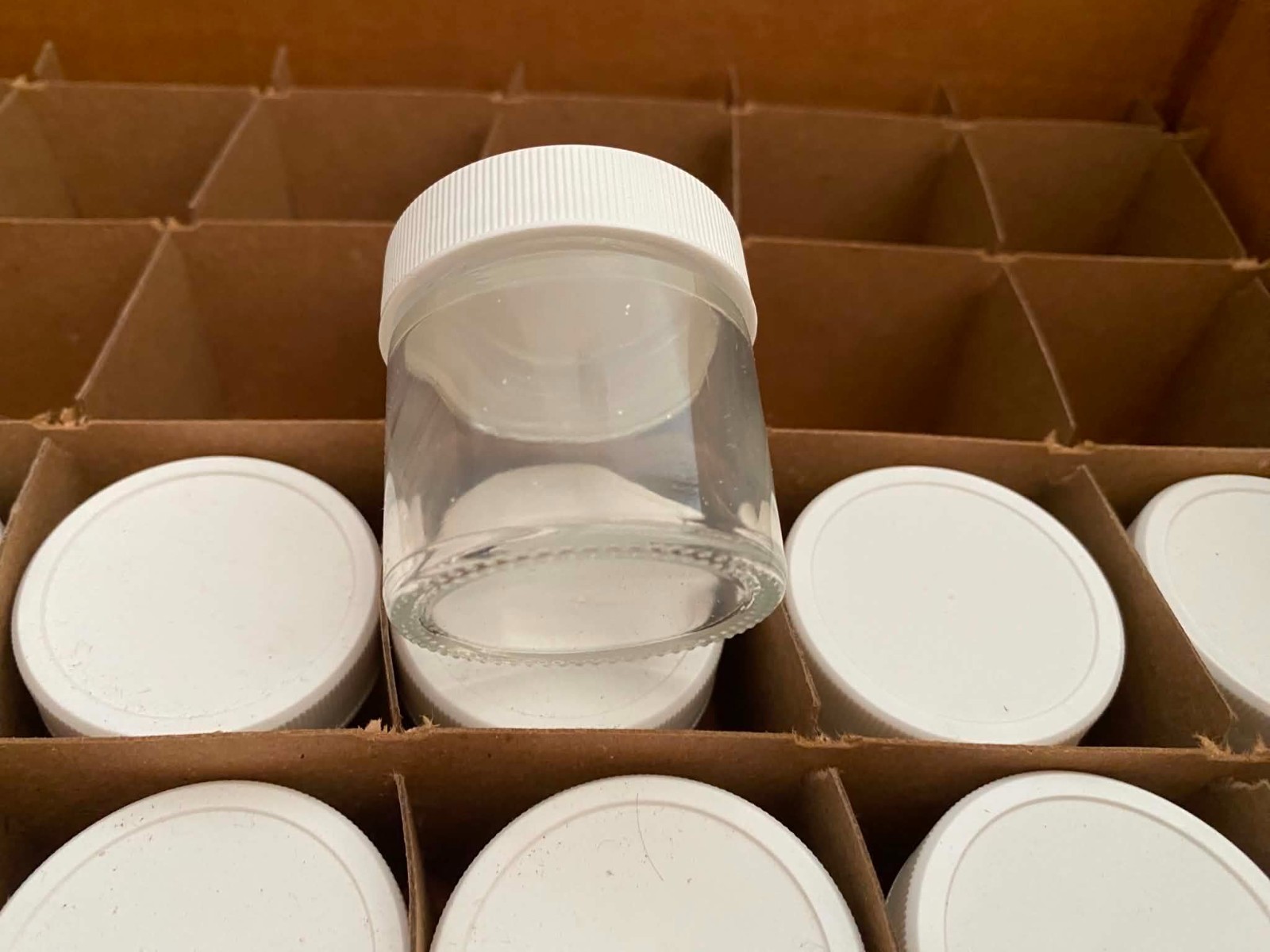 Uline S-17073P – W , 1 oz. Straight Sided Glass Jar , White Plastic Cap ( 13 CT)