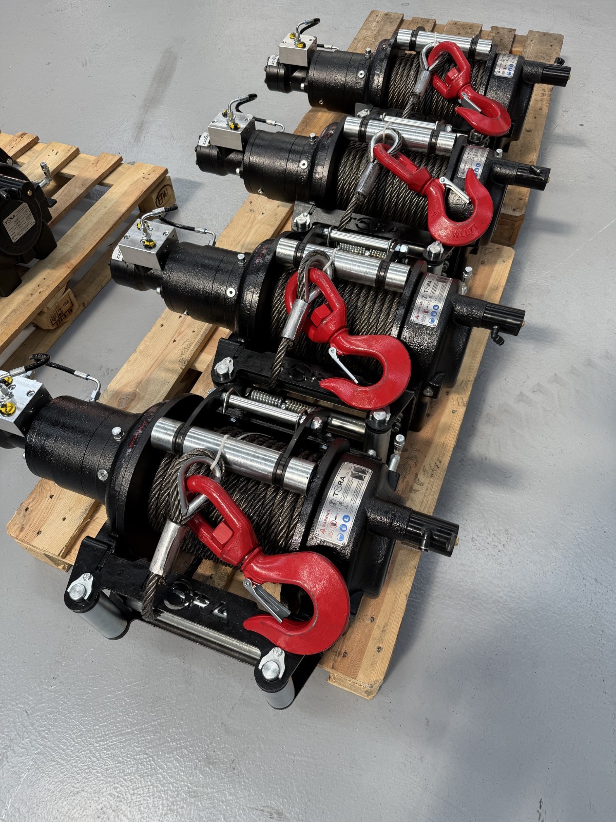 26.500 LBS Hydraulic Winch Including 82 ft Stell Rope and Hook