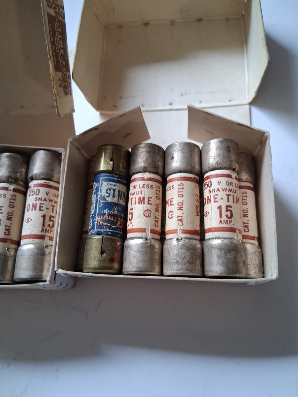 BOX OF 19) NEW FERRAZ SHAWMUT 15 AMP ONE-TIME FUSE 250 VAC OT15