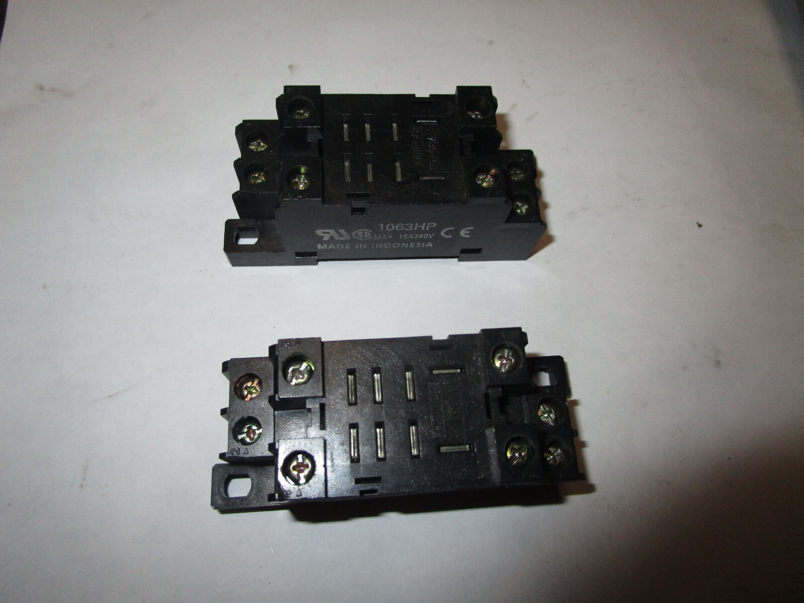 (2) OMRON PTFO8A-E 15A 240V MAX FINGER PROTECTION 8 PIN SOCKET NNB
