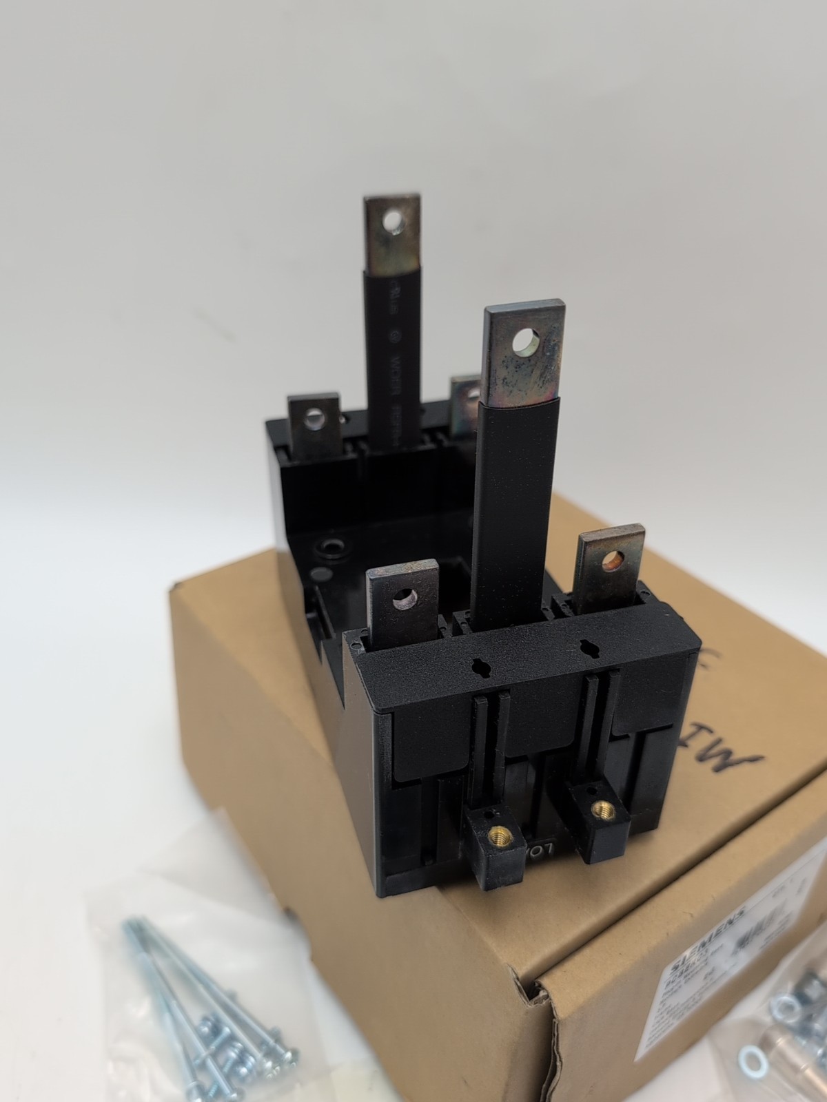 NEW IN BOX SIEMENS PCBERC3 PLUG-IN MOUNTING BASE. FAST SHIP! LOW PRICE GUARANTY