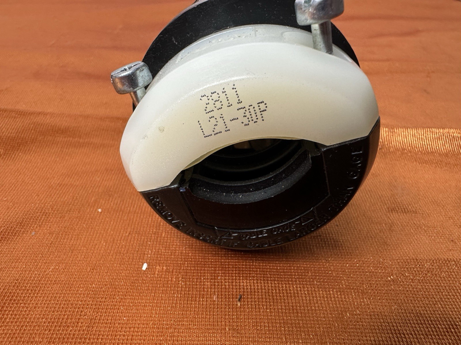 Leviton 2811 30 Amp, 120/208 Volt 3PY, NEMA L21-30P – No Box –