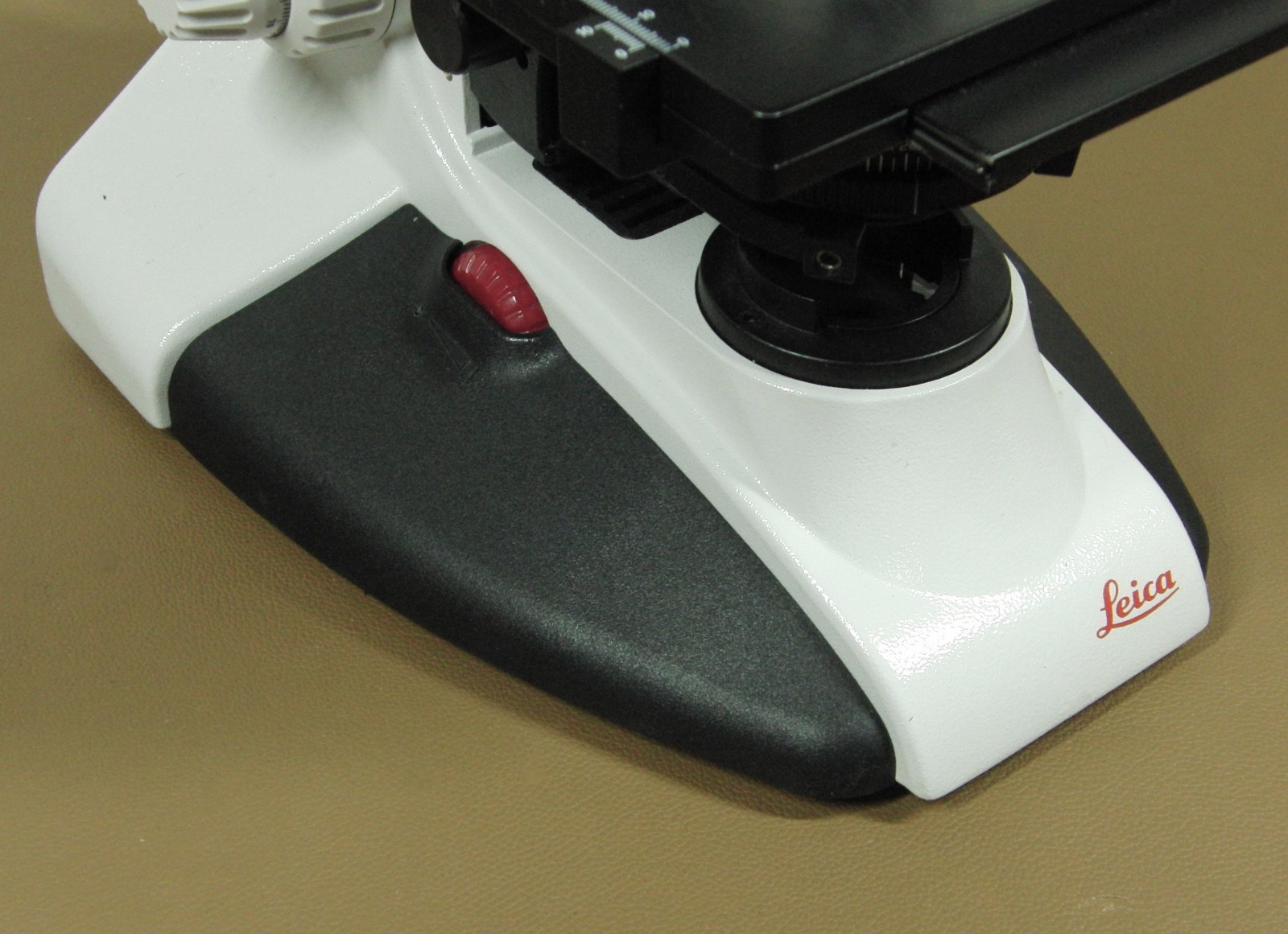 Leica DME 13595xxx Microscope with (4) HI PLAN Objectives 4x/10x/40x/100x