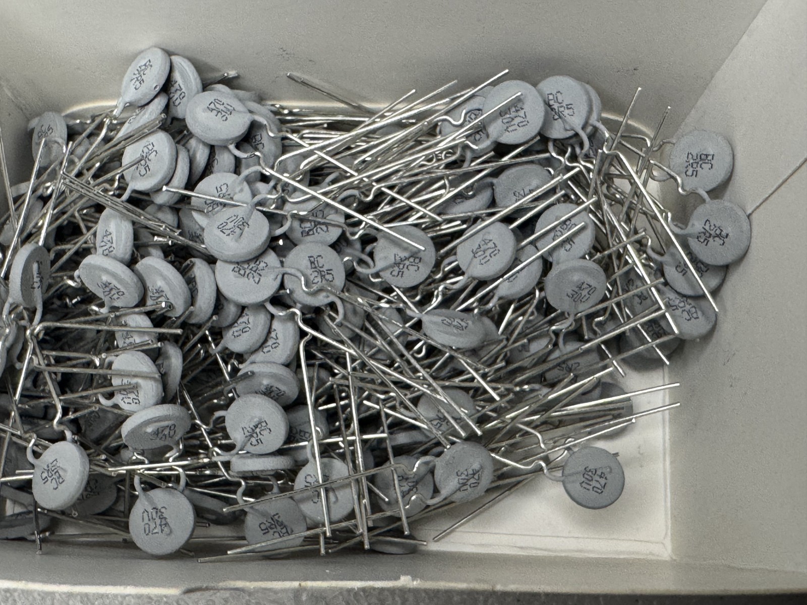 250 PCS PTCCL09H471DBE VISHAY PTC Thermistor 30V 2.5 Ohm R25 Dm=8.5mm Int 470mA