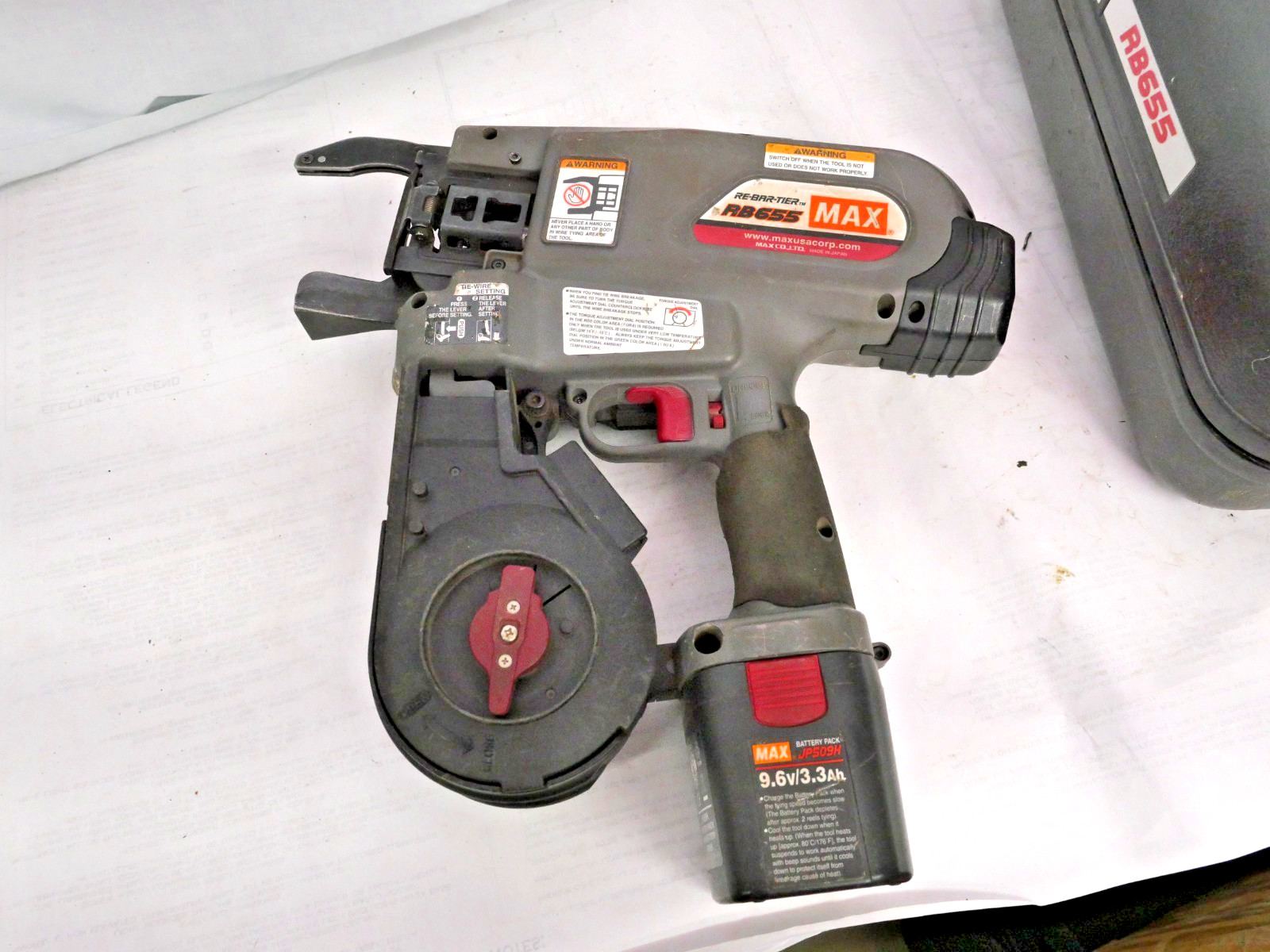 MAX RB655 Rebar Tier with (3) Batteries , Case ,Charger and Manual , Works Fine