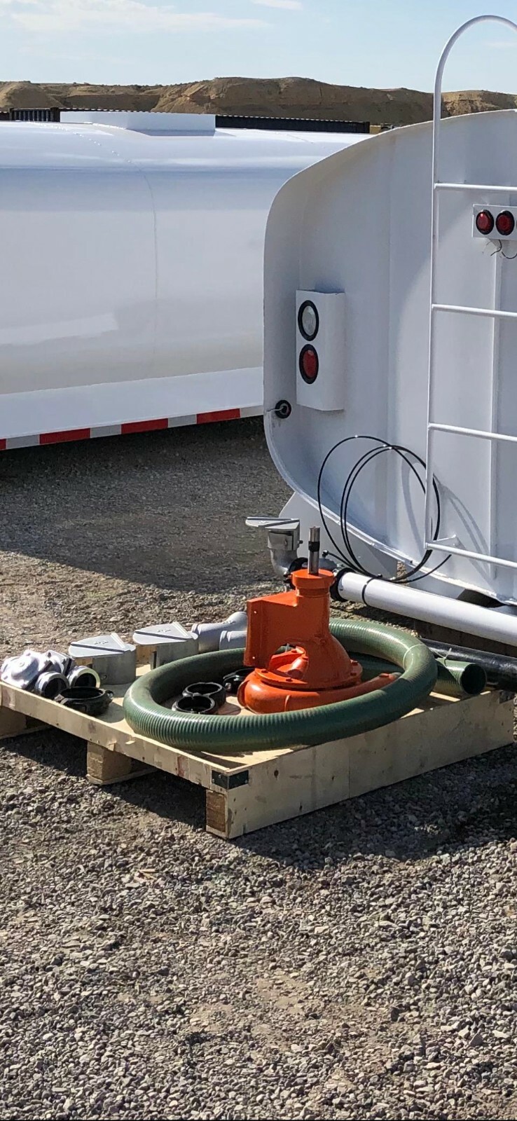 New 2,000 gallon TANK KIT with 6 sprays (2)- front (2) -rear (2)- side, pump