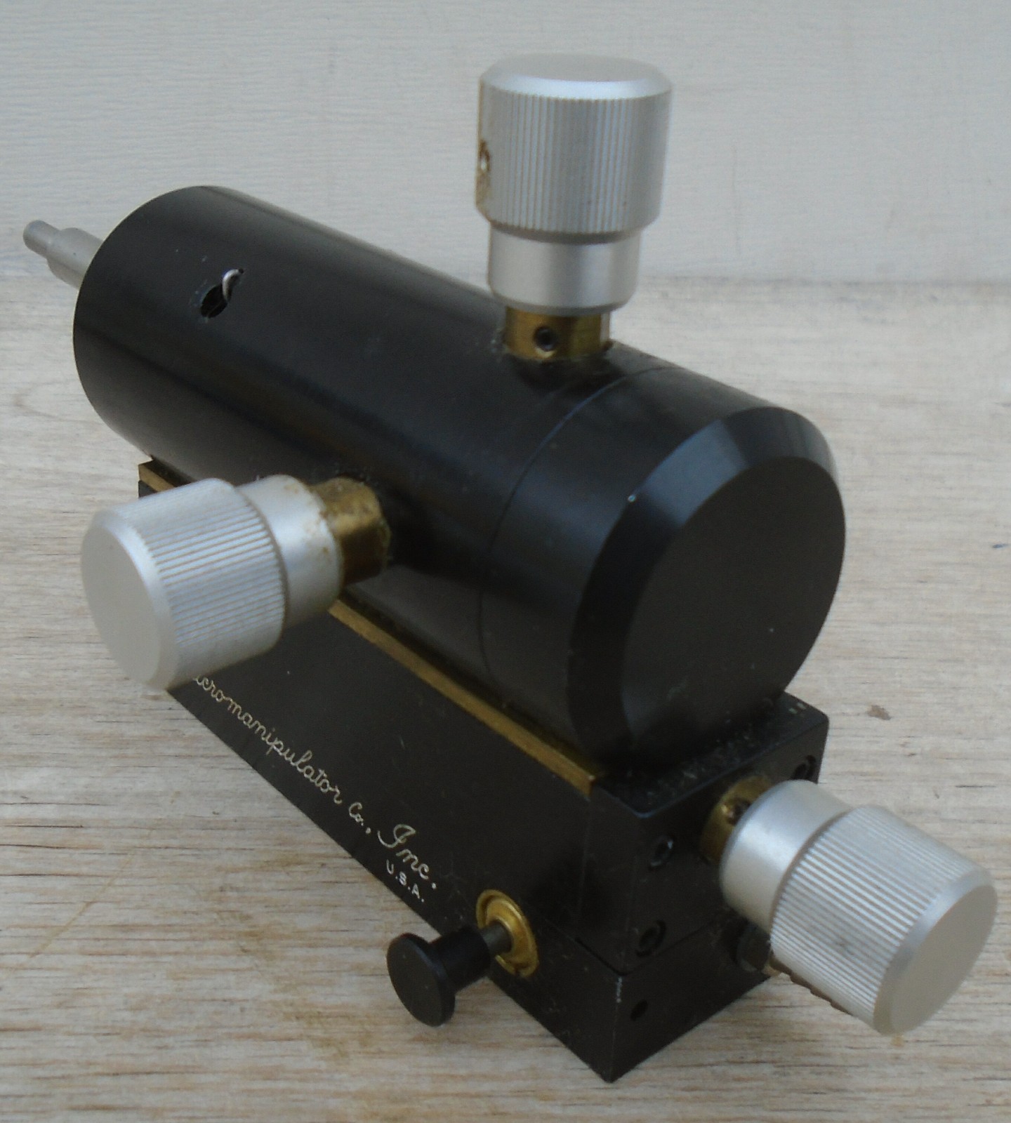 THE MICROMANIPULATOR MANUAL PROBE POSITIONER MM 450?