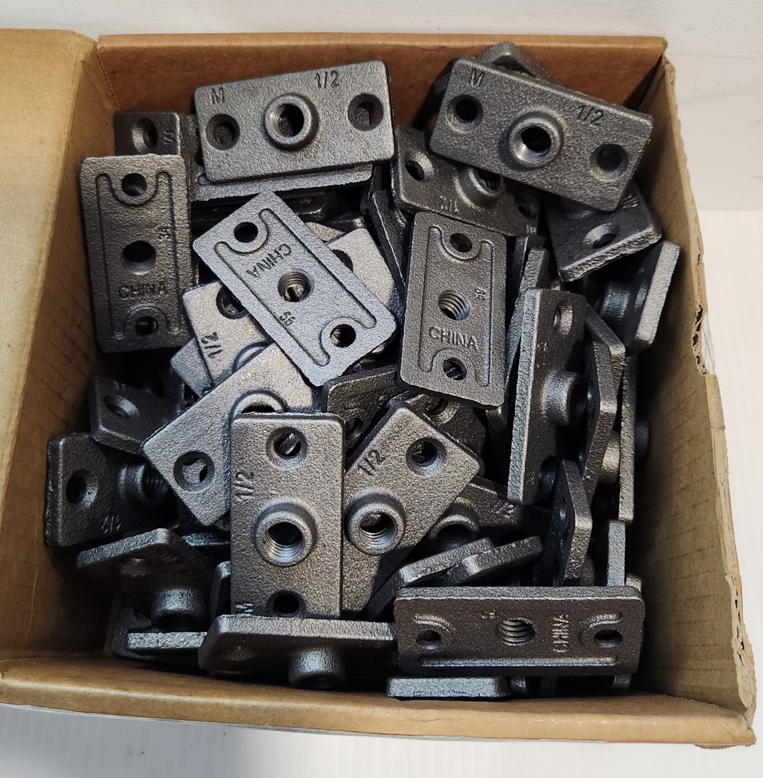 1/2″ PL CEILING FLANGE W/BOLT THREAD SKU: 940 ( ONLY SALE BOX OF 100 PCS )