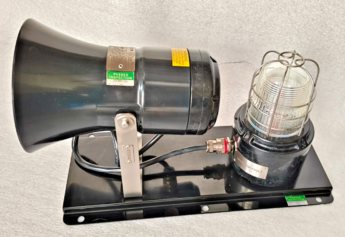 Set of EATON MEDC Audible Signal DB3B-G & Visual Signal XB15 *NEW*