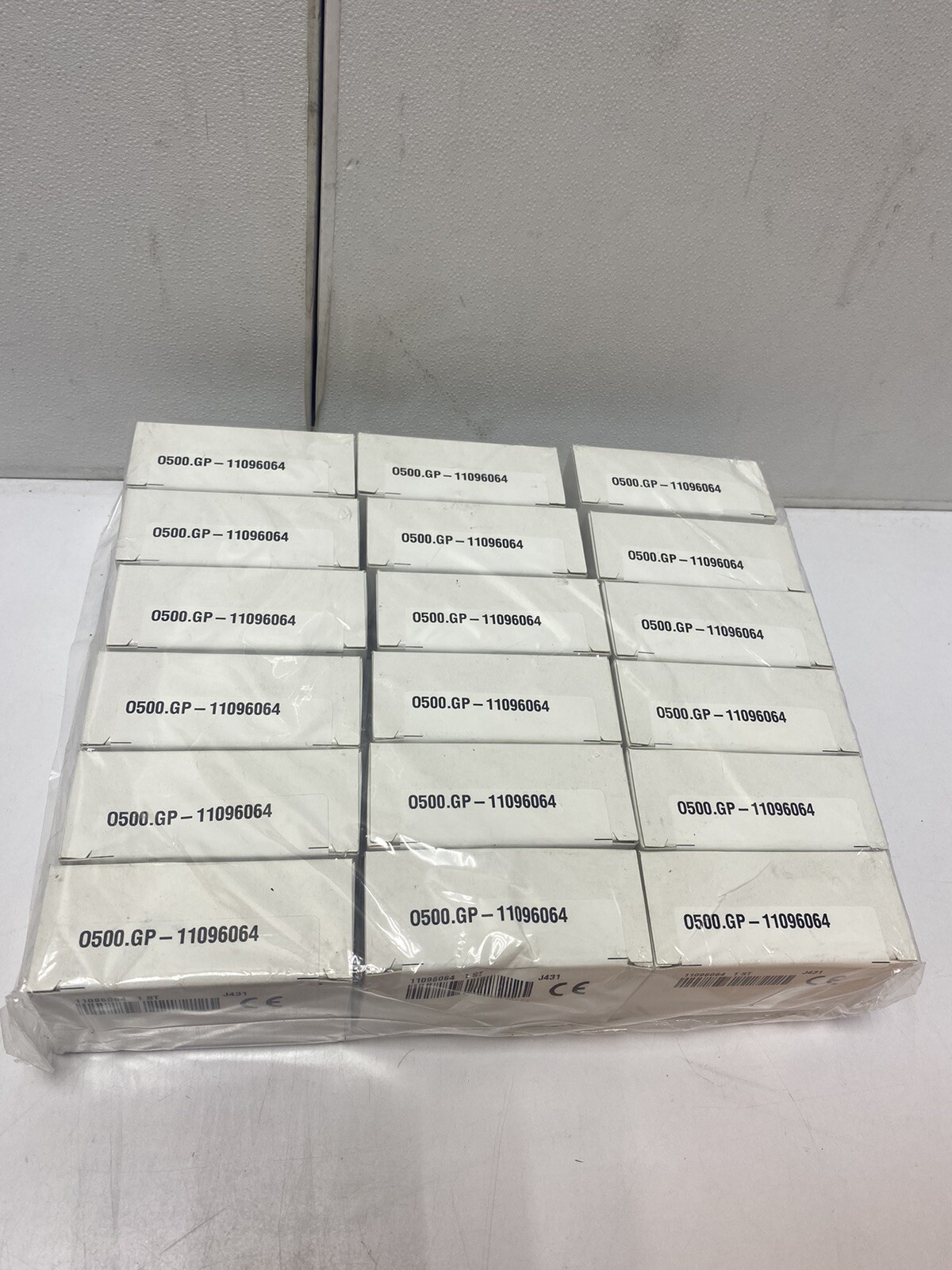 Baumer O500.GP-11096064 Diffuse sensors with background suppression