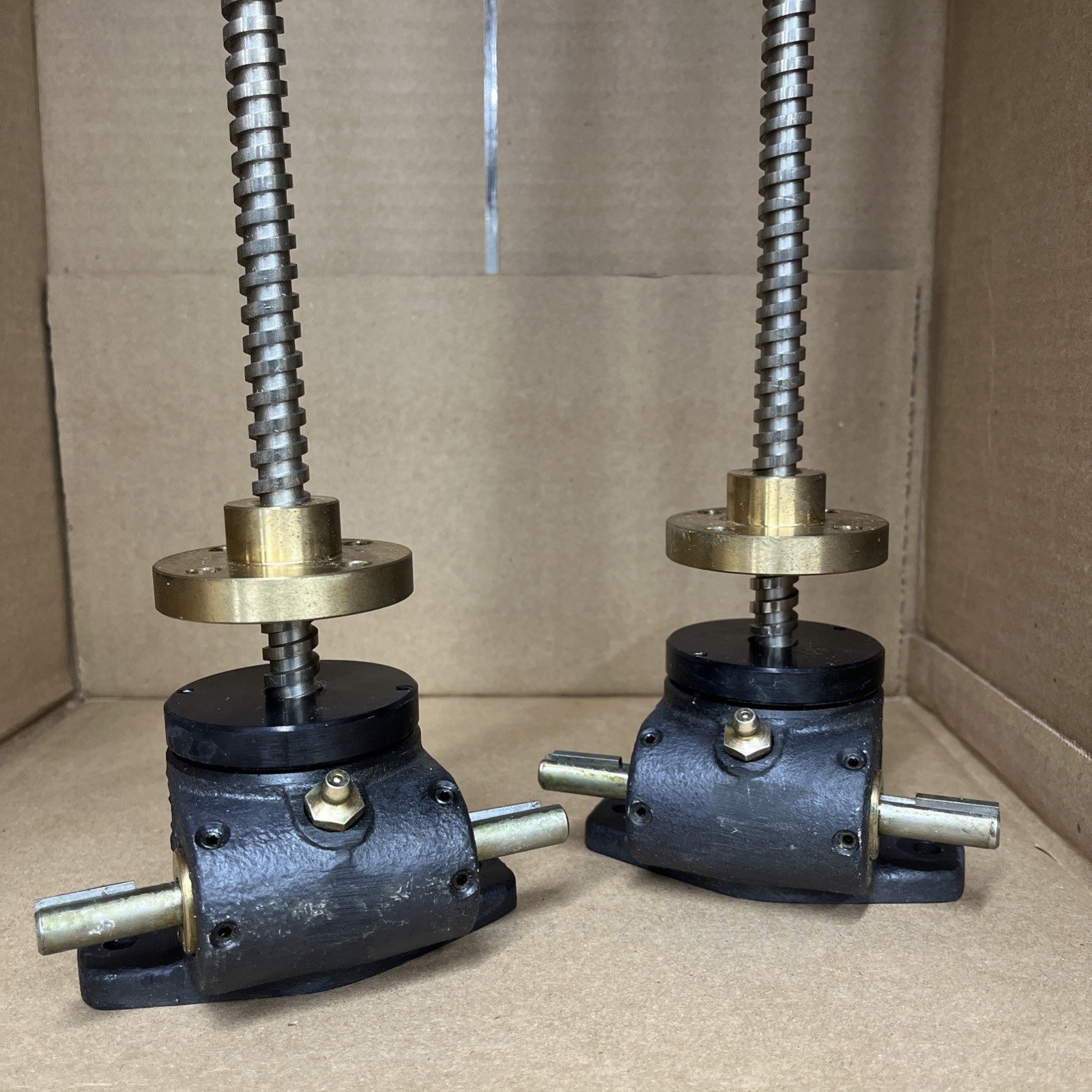 Duff-Norton UM2556-12 Worm gear Actuator (set of 2)