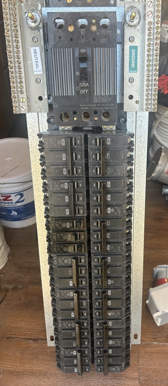 GE 225 AMP 42 CIRCUIT MAIN LUG PANEL 120/240 VAC TM42422 3P Circuit Breaker