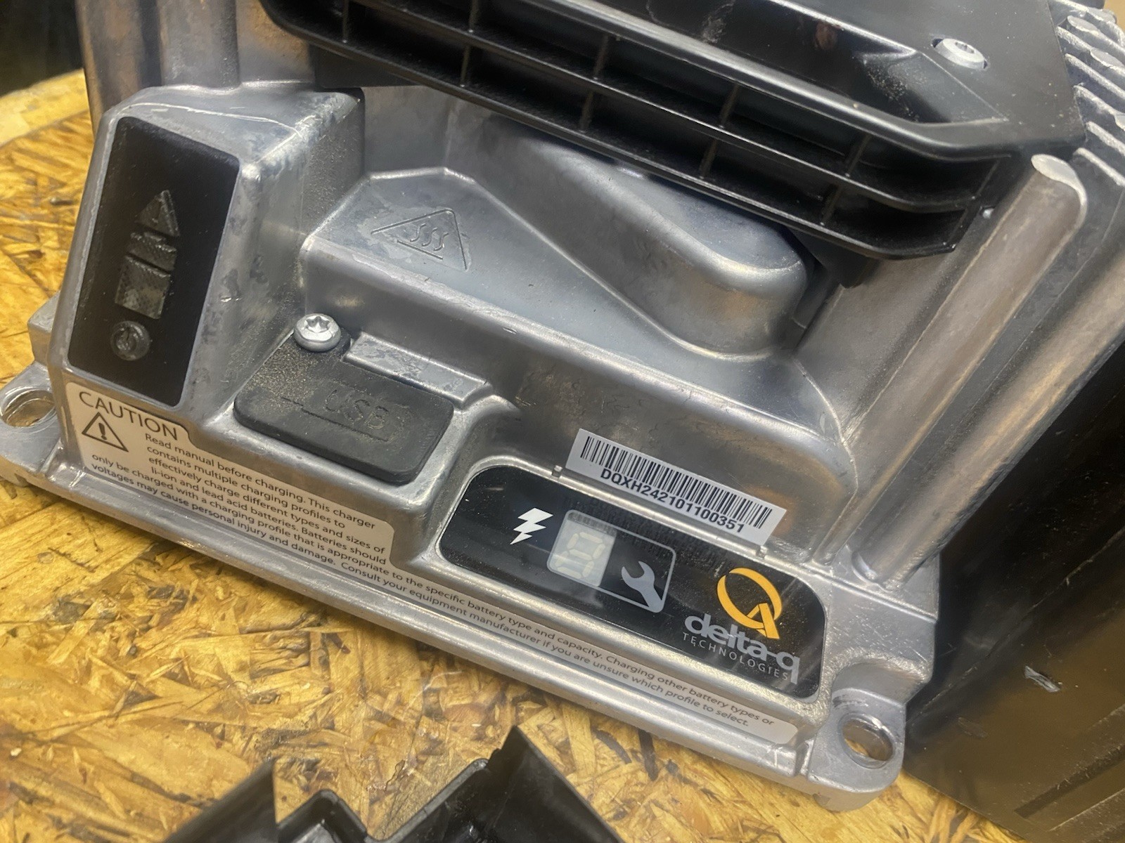Delta-Q IC1200-024 24V Battery Charger 941-0001 Industrial Onboard Charger
