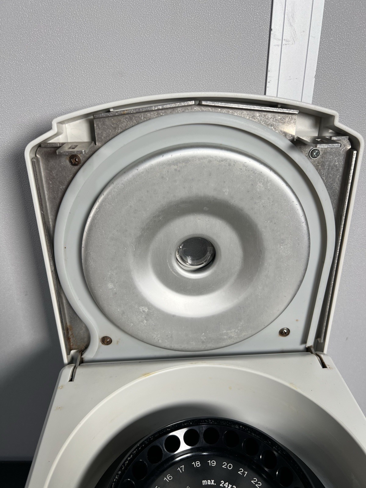 Eppendorf 5415D Micro Centrifuge + F45-24-11 Rotor & Lid; TESTED Cosmetic Issues