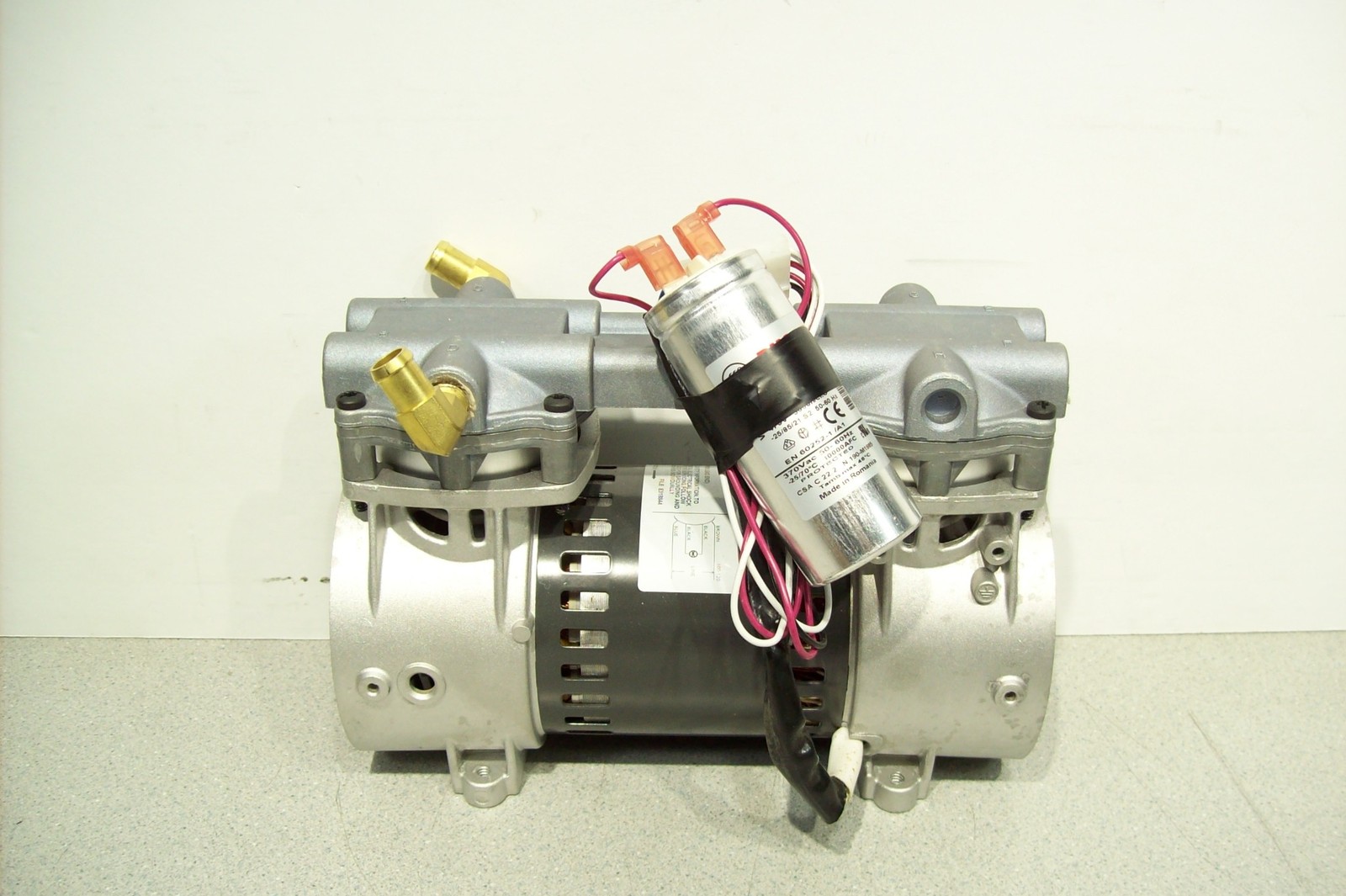 Rietschle Thomas 2505CE Oilless Vacuum Air Pump 20-27 In Hg 30-50 Psi