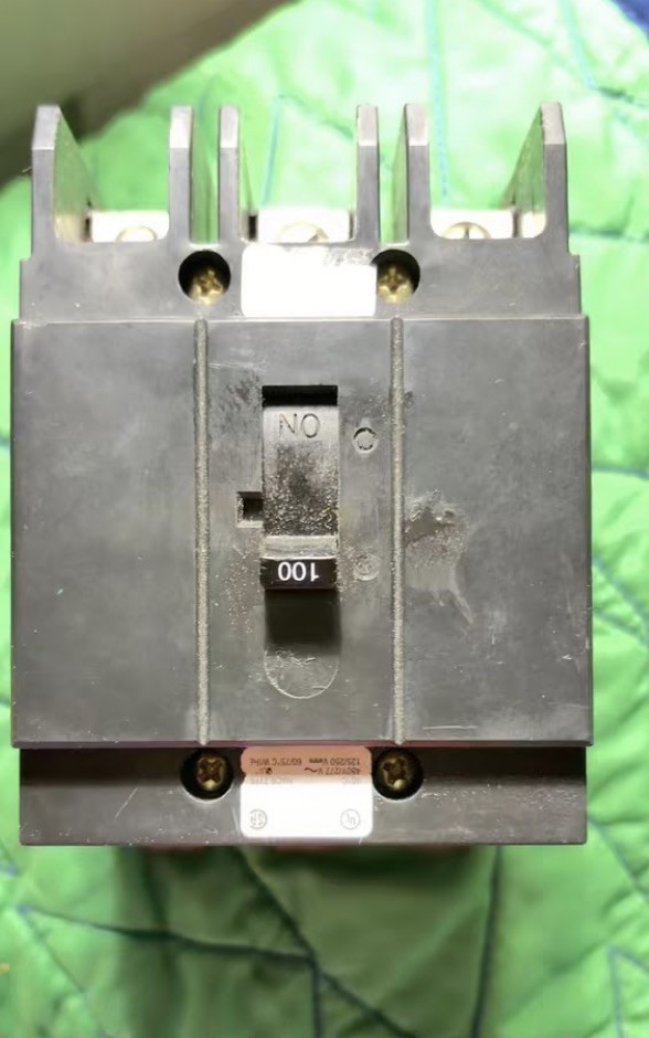 Eaton Cutler-Hammer GHB3100 100A 480 Vac 125/250 Vdc Bolt-On Circuit Breaker