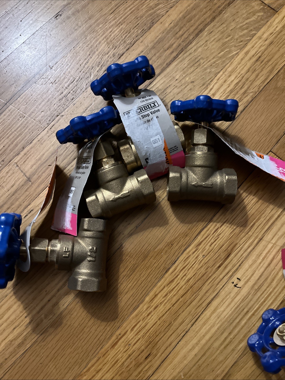 Mixed Lot of 85 Plumbing Valves – New – Please See Pictures