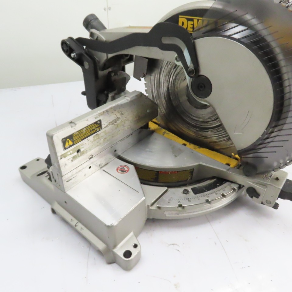 DeWalt DW715 12″ Single-Bevel Compound Miter Saw 120VAC 15A 4000RPM
