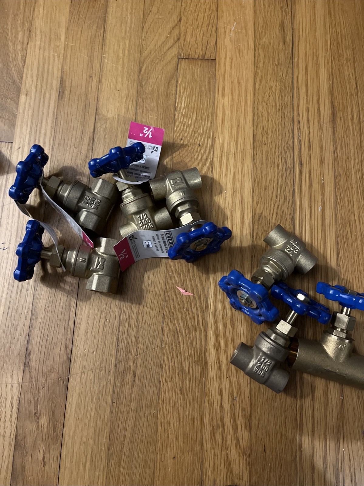 Mixed Lot of 85 Plumbing Valves – New – Please See Pictures