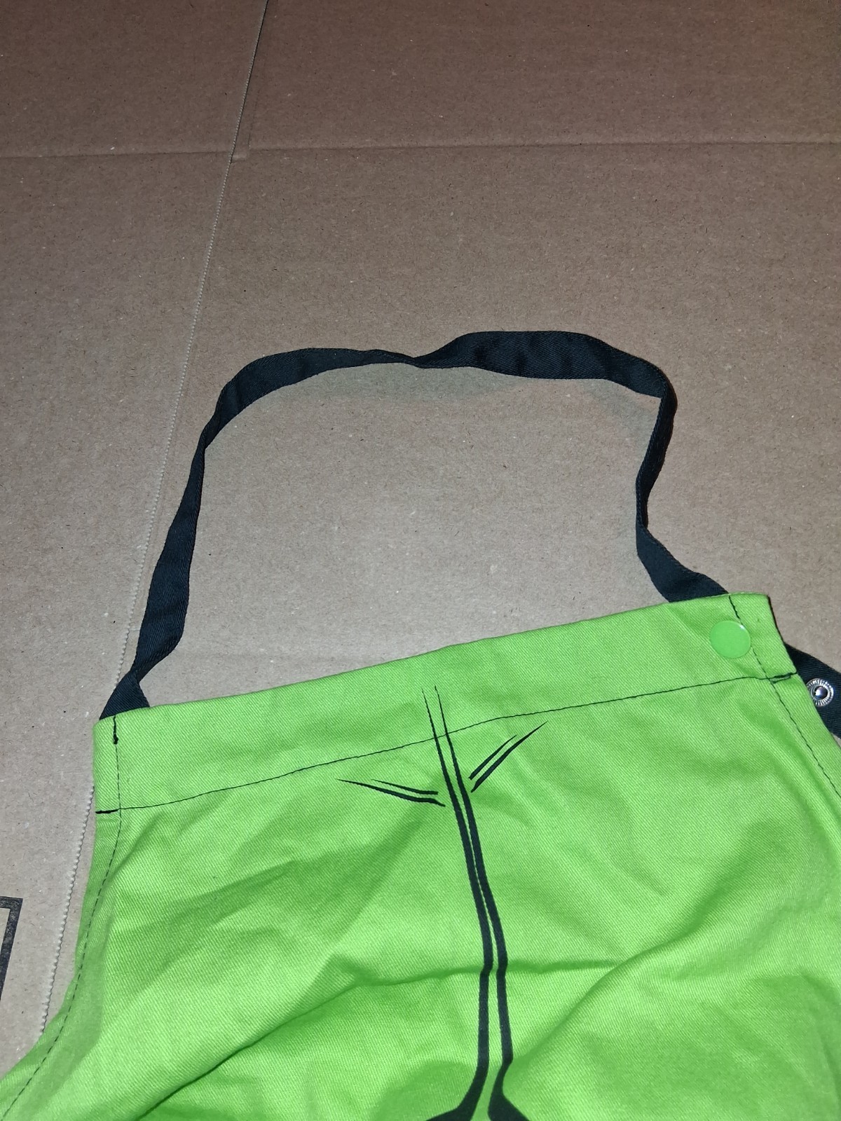 Marvel The incredible Hulk Adult Kitchen Apron Disney Store 38 1/2” H x 28 1/3″