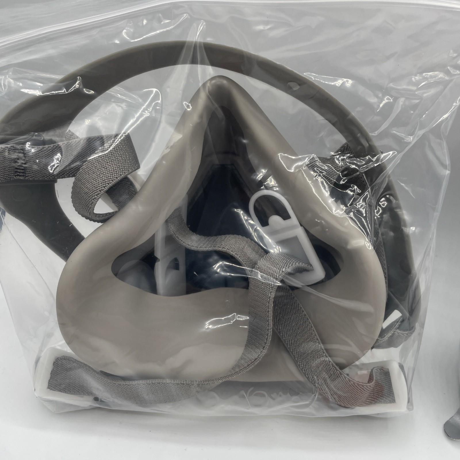 HALF FACE RESPIRATOR MASK + MULTI GAS/VAPOR CARTRIDGE FILTER – SIZE MEDIUM!!