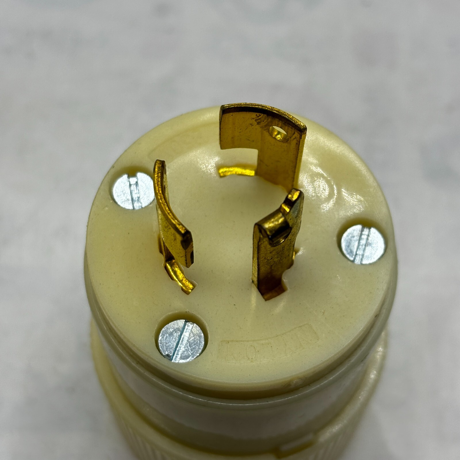 BRYANT 9965 WHITE NYLON LOCKING PLUG 20AMP 125/250VAC 3 POLE 3 WIRE QTY:1🔔