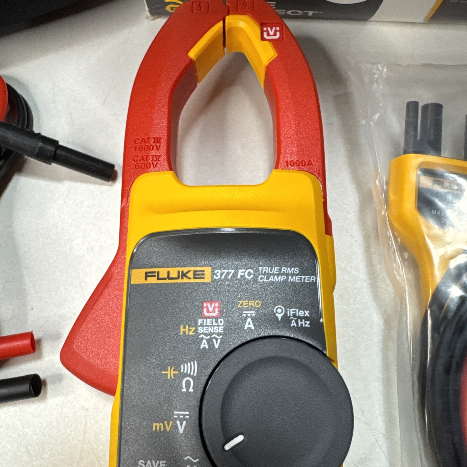 Fluke 377 FC Non-Contact Voltage True-RMS AC/DC Clamp Meter with iFlex 3-Phase