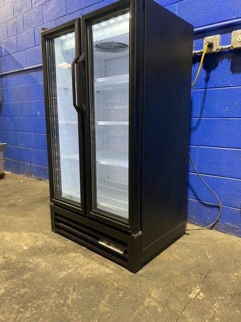 TRUE GDM-30-LD 2 GLASS DOOR REFRIGERATOR COOLER DISPLAY MERCHANDISER