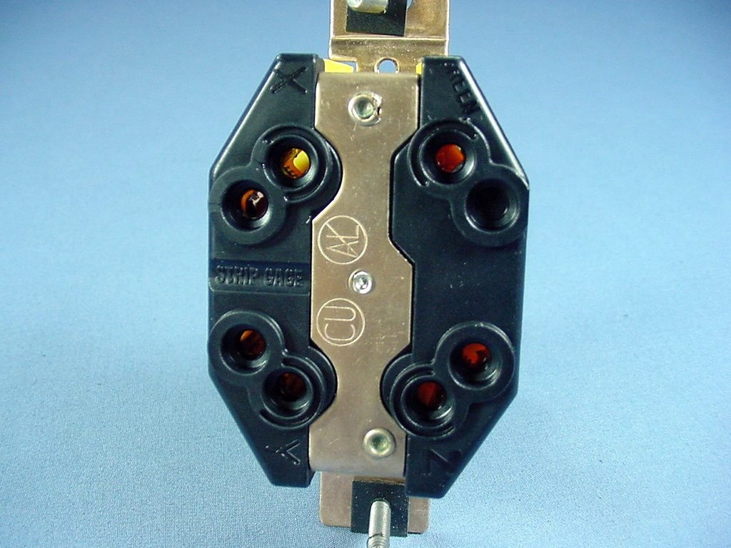 Leviton 27CM-20 Wetguard Twist Locking 30A Receptacle 3 Phase Nema L15-30R 250V